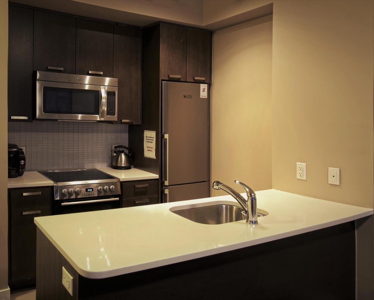 2 Bedrooms & 1 Bedroom Spectacular Apartments Торонто Экстерьер фото